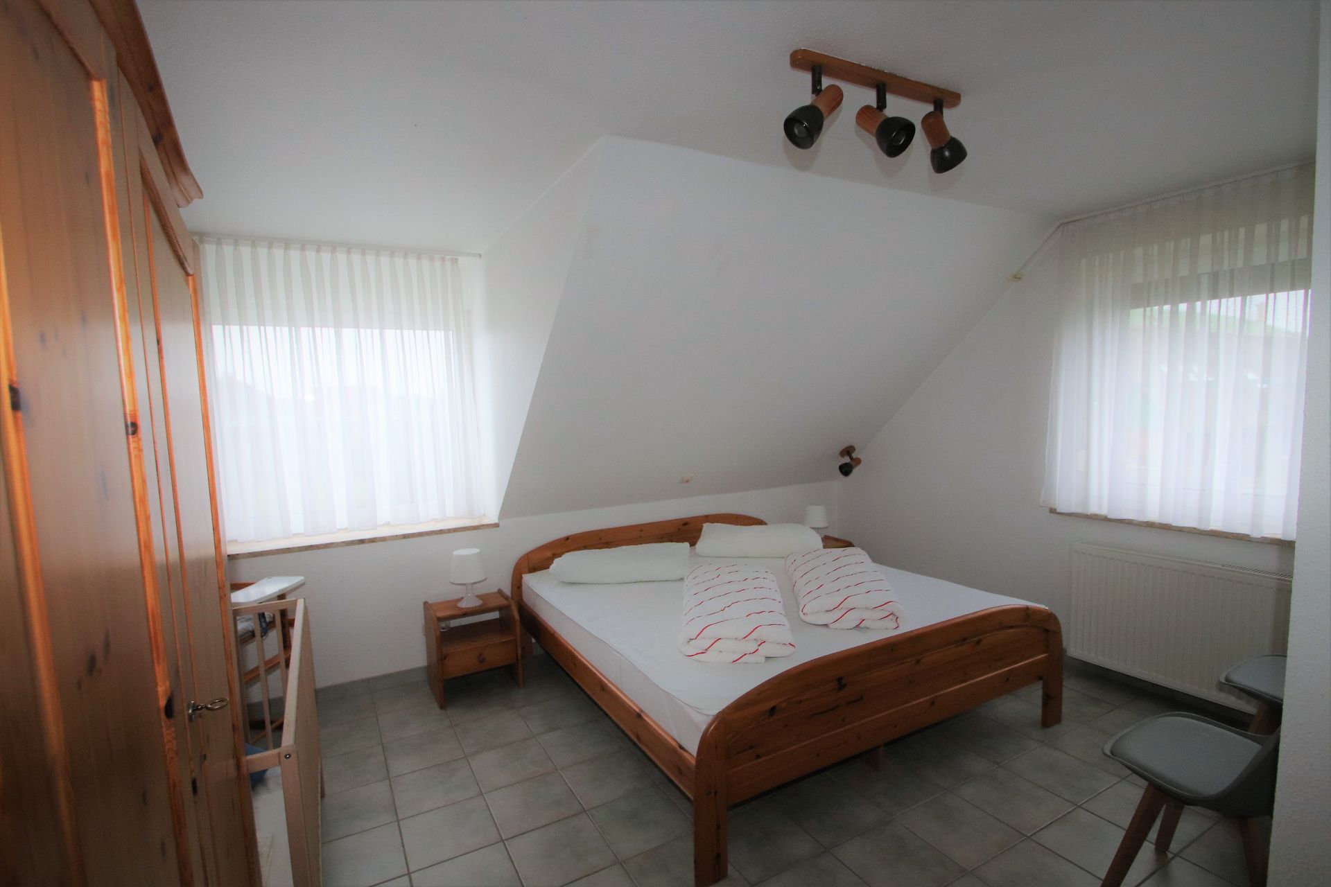 Schlafraum mit Doppelbett und Babybett im  Obergeschoss Tötel 1b Ferienhaus Nordsee Friedrichskoog