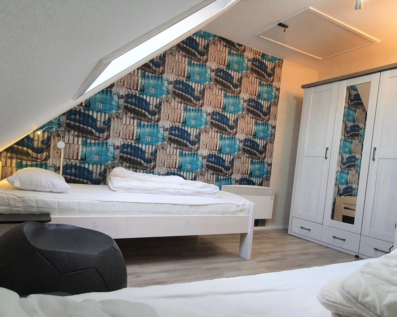 Einzelbett und Kleiderschrank im Kinderzimmer Obergeschoss Objekt 52 in Friedrichskoog