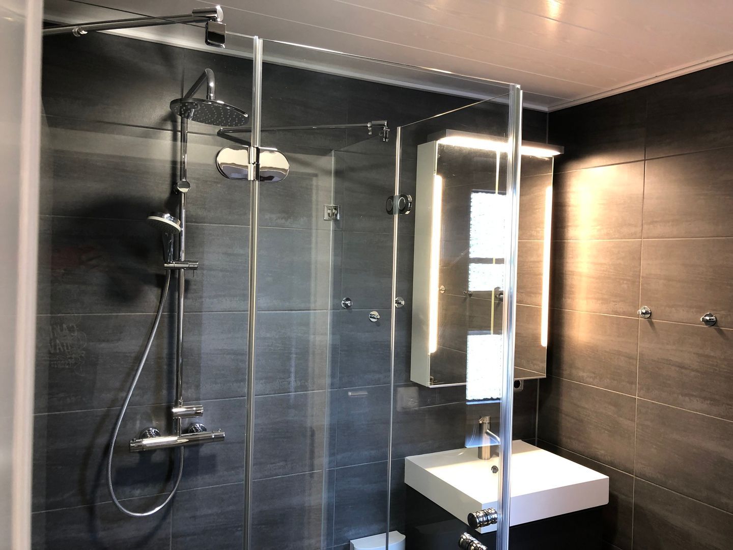 Duschbad im Erdgeschoss Ferienhaus Norderpiep 1 in 25718 Friedrichskoog Nordsee