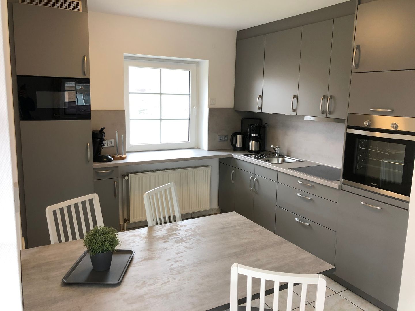 Essplatz mit offener Einbauküche zum Wohnraum Ferienhaus Tötel 8 Friedrichskoog Nordsee