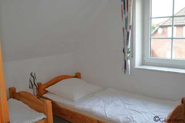 Zweiter Schlafraum mit zwei Einzelbetten im Obergeschoss Ferienhaus Tötel 8 Friedrichskoog Nordsee