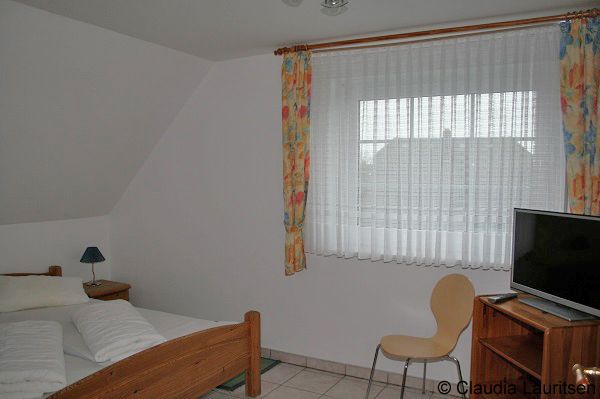 Schlafraum mit Doppelbett im Obergeschoss Ferienhaus Tötel 8 Friedrichskoog Nordsee
