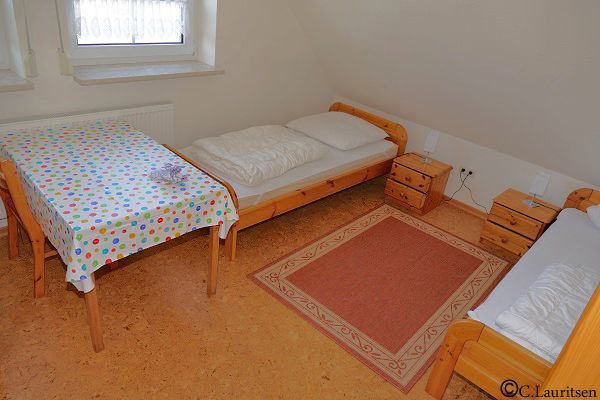 Schlafraum mit drei Einzelbetten im Obergeschoss Ferienhaus Norderpiep 1 in 25718 Friedrichskoog Nordsee