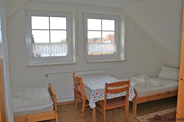 Schlafraum mit drei Einzelbetten im Obergeschoss Ferienhaus Norderpiep 1 in 25718 Friedrichskoog Nordsee