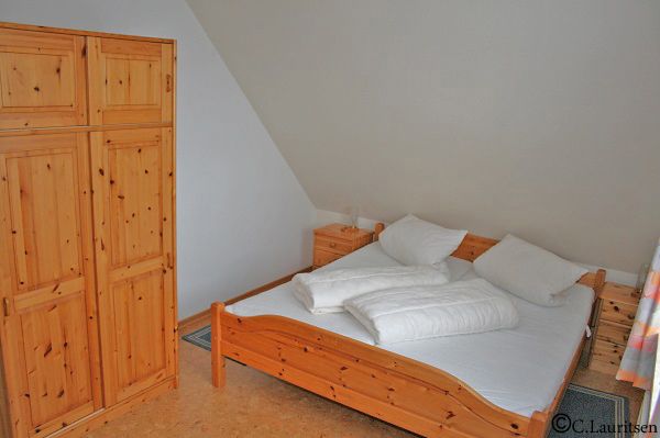 Schlafraum mit Doppelbett im Obergeschoss Ferienhaus Norderpiep 1 in 25718 Friedrichskoog Nordsee
