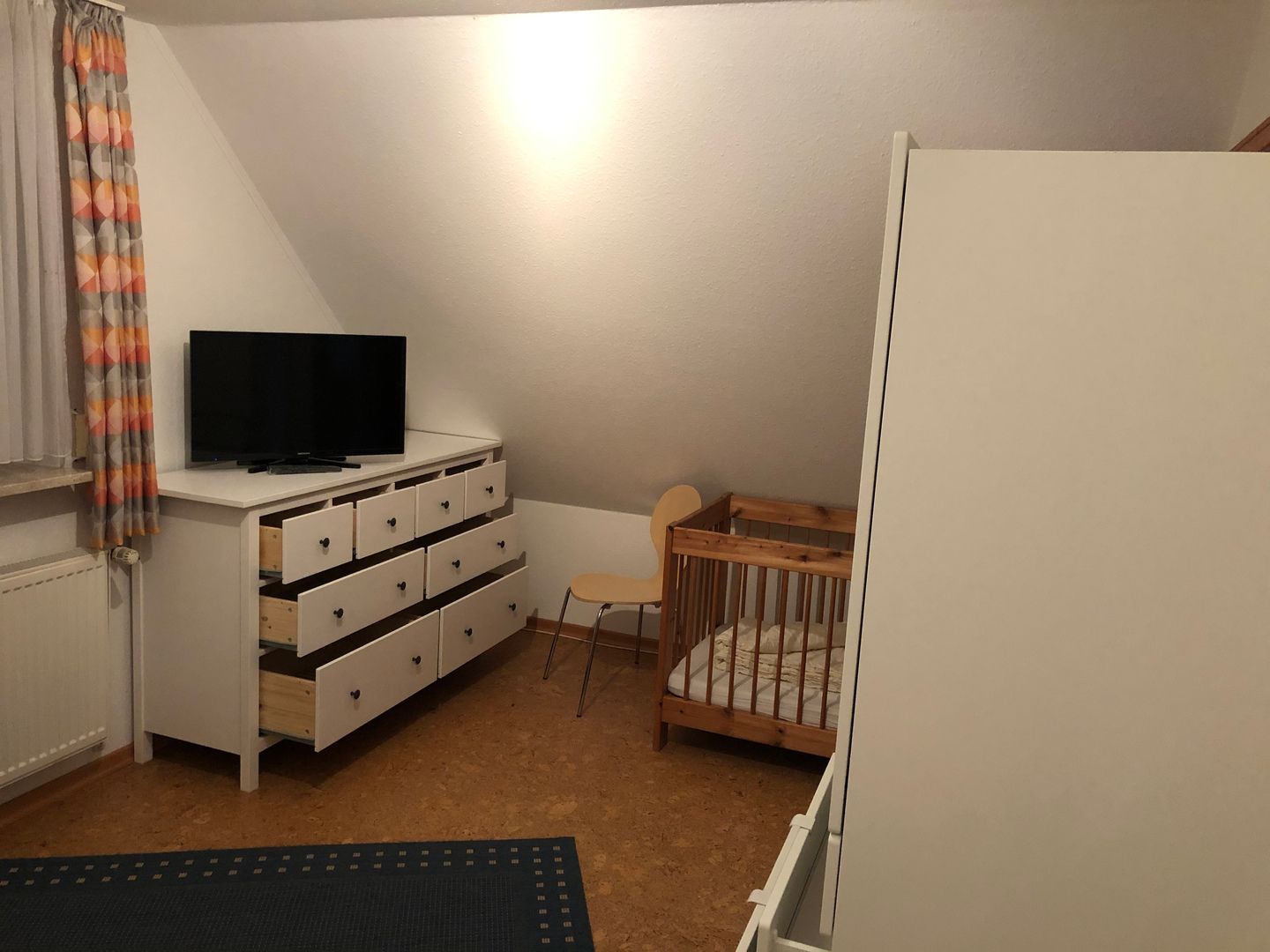 Sat TV im Schlafraum mit Doppelbett im Obergeschoss Ferienhaus Norderpiep 1 in 25718 Friedrichskoog Nordsee