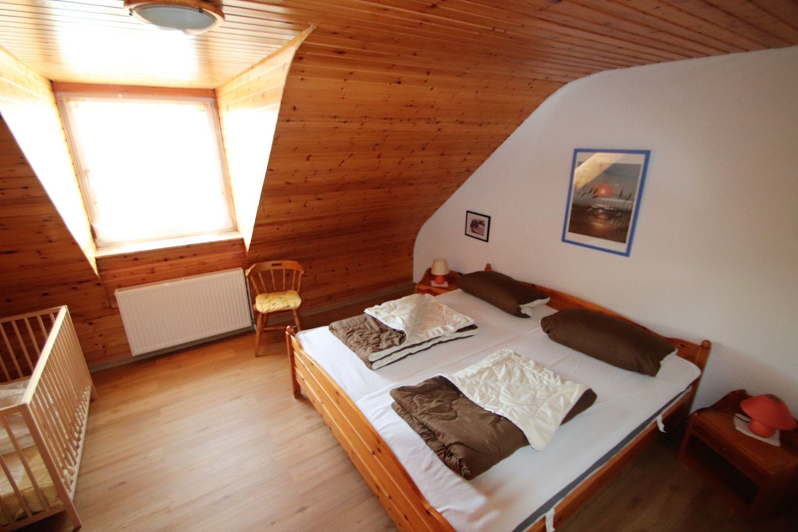 Schlafraum mit Ehebett im Obergeschoss Ferienhaus Queller 13a Nordsee Friedrichskoog