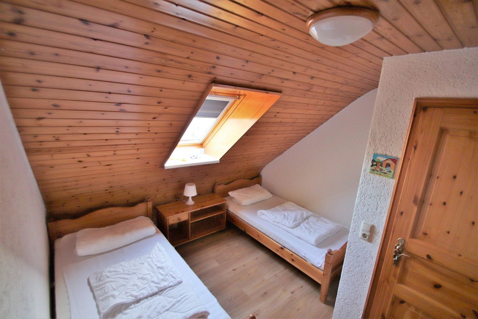 Schlafraum mit Einzelbetten im Obergeschoss Ferienhaus Queller 13a Nordsee Friedrichskoog