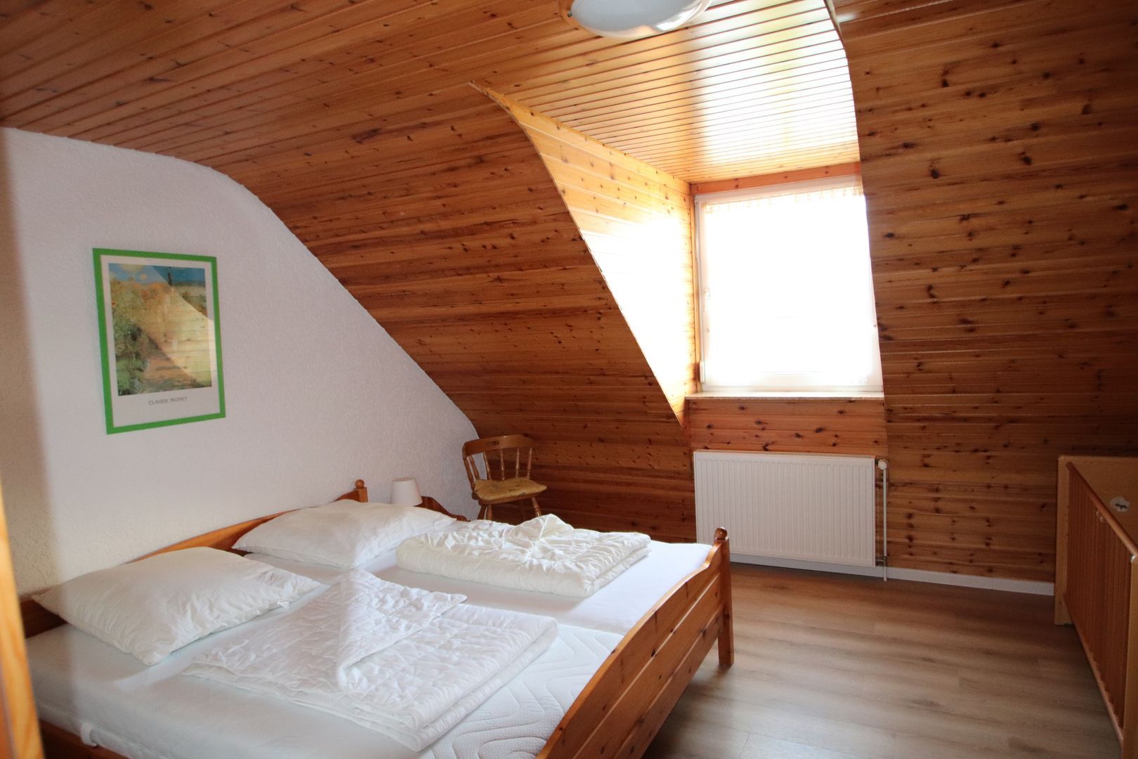 Schlafraum mit Ehebett im Obergeschoss Ferienhaus Queller 13b Nordsee Friedrichskoog