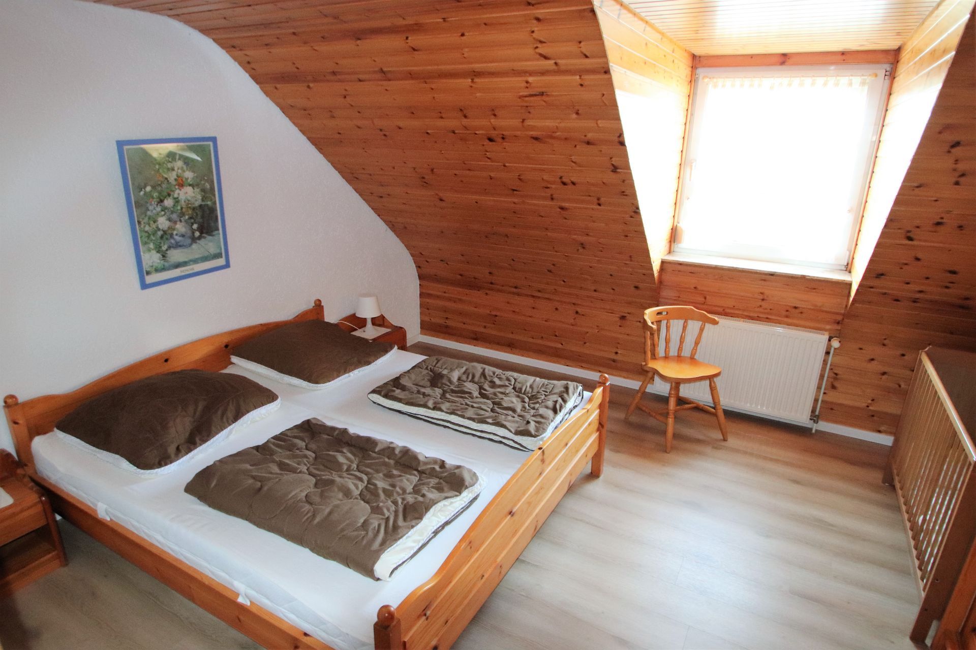 Schlafraum mit Ehebett im Obergeschoss Ferienhaus Queller 13c Nordsee Friedrichskoog