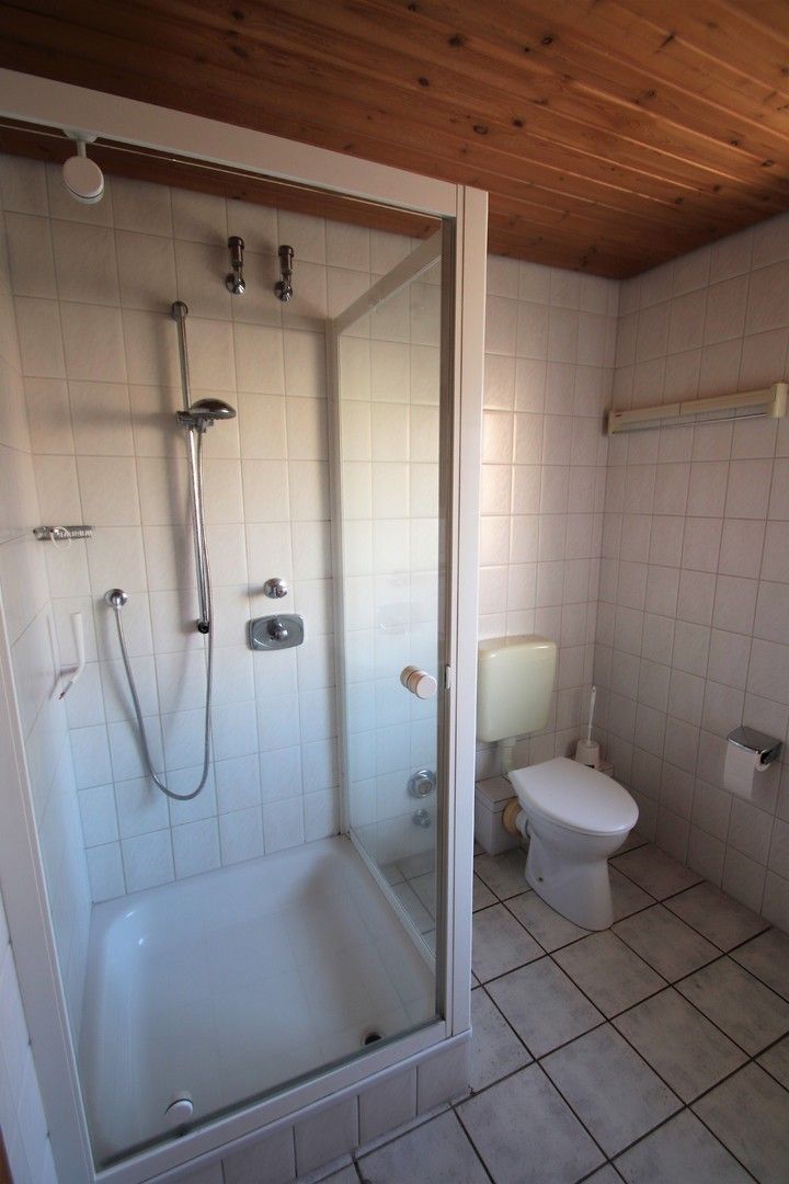 Dusche und WC im Badezimmer Ferienwohnung 129 Koogstraße 132 Nordsee Friedrichskoog