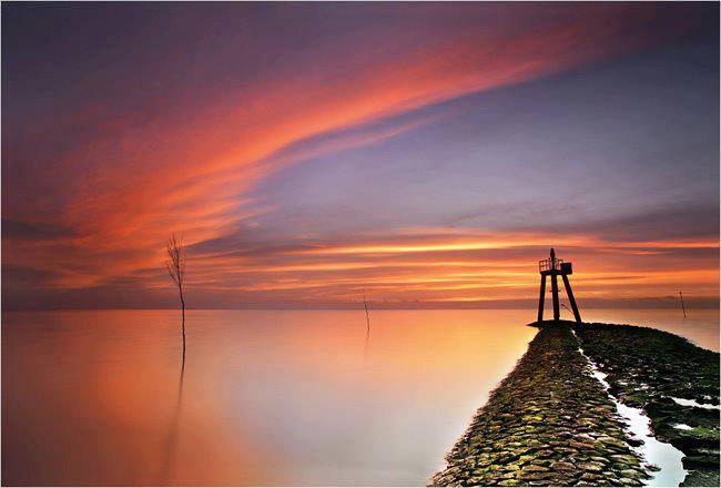 Farbspiel ehemalige Hafenausfahrt Friedrichskoog