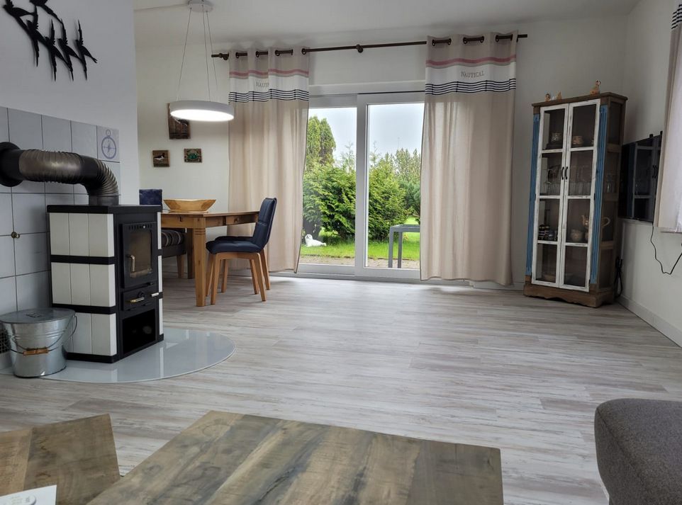 Wohnraum mit Ofen und Sat TV Ferienhaus Tötel 3 25718 Friedrichskoog Nordsee