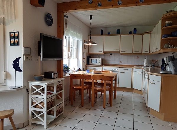 Essplatz vor der offenen Einbauküche Ferienhaus Norderpiep 43 25718 Friedrichskoog Nordsee