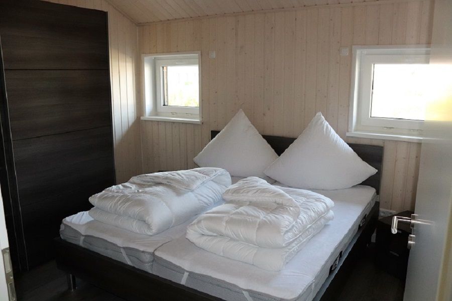 Schlafraum mit Doppelbett Ferienhaus barrierefrei Anwaß 16f 25718 Friedrichskoog Nordsee