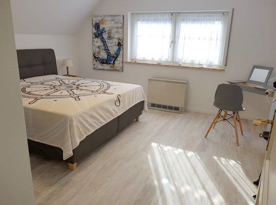 Schlafraum mit Doppelbett im Obergeschoss Ferienhaus Tötel 3 25718 Friedrichskoog Nordsee