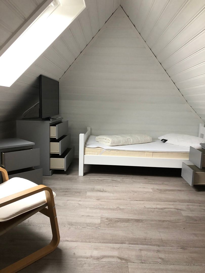 Schlafraum mit Einzelbett im Dachgeschoss Ferienhaus Großer Steert 15a Nordsee Friedrichskoog