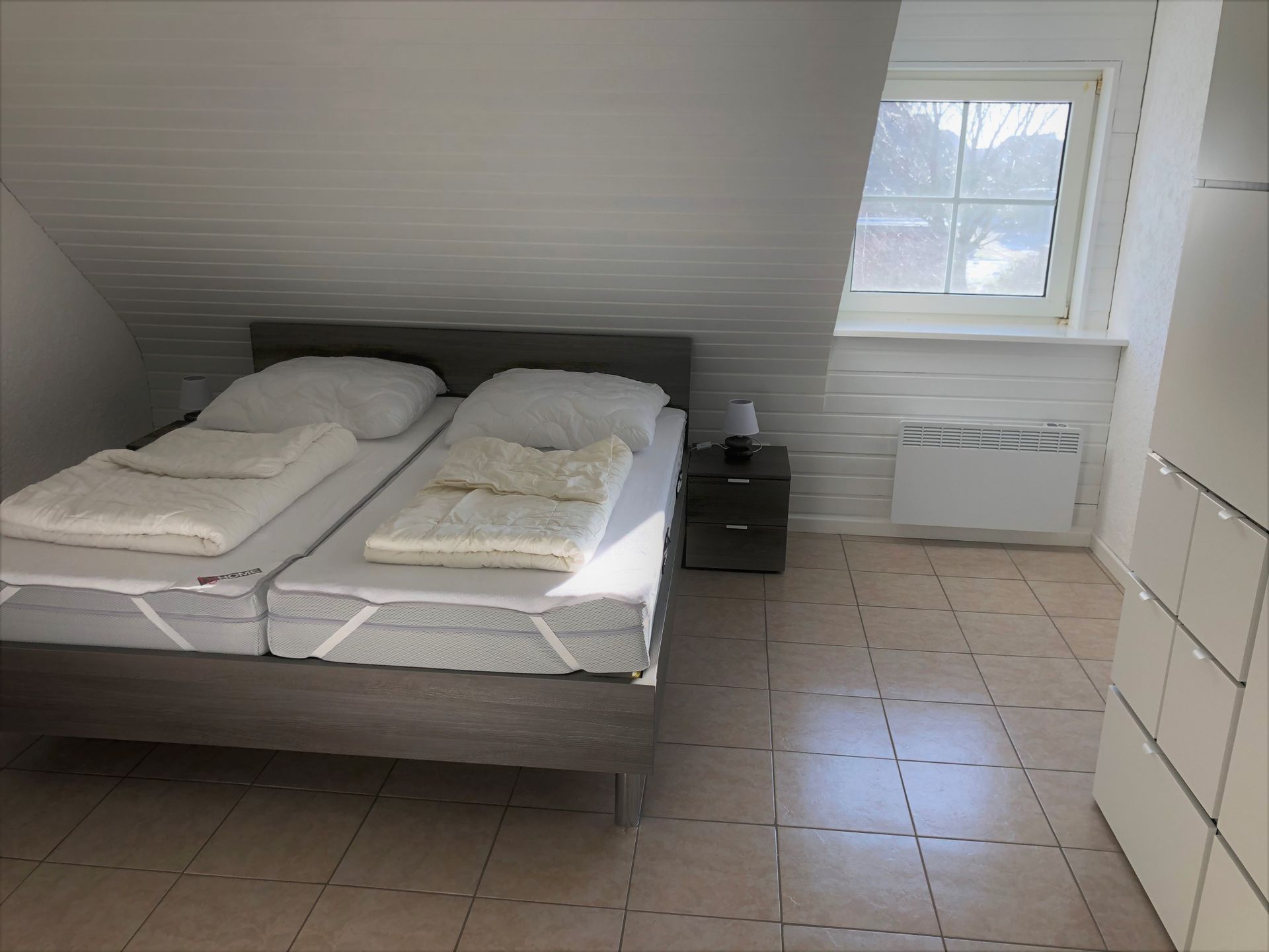 Schlafraum mit Doppelbett im Obergeschoss Ferienhaus Sandfoort 2f Nordsee Friedrichskoog