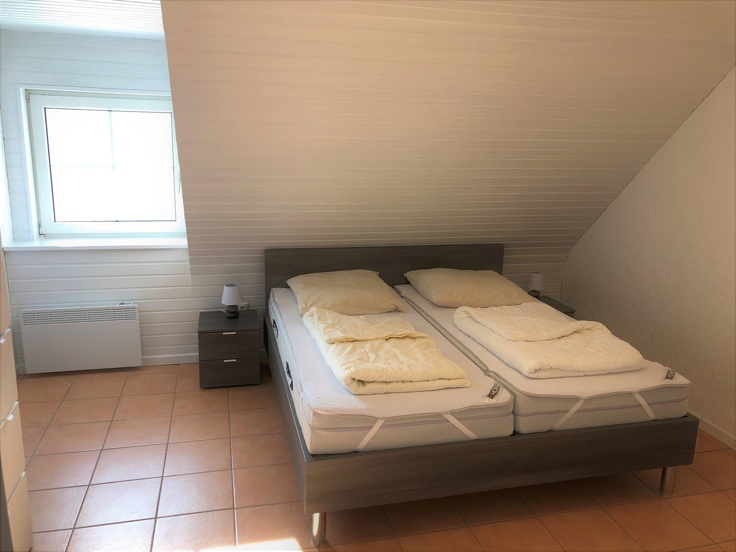 Schlafraum mit Doppelbett im Obergeschoss Ferienhaus Sandfoort 2g Nordsee Friedrichskoog