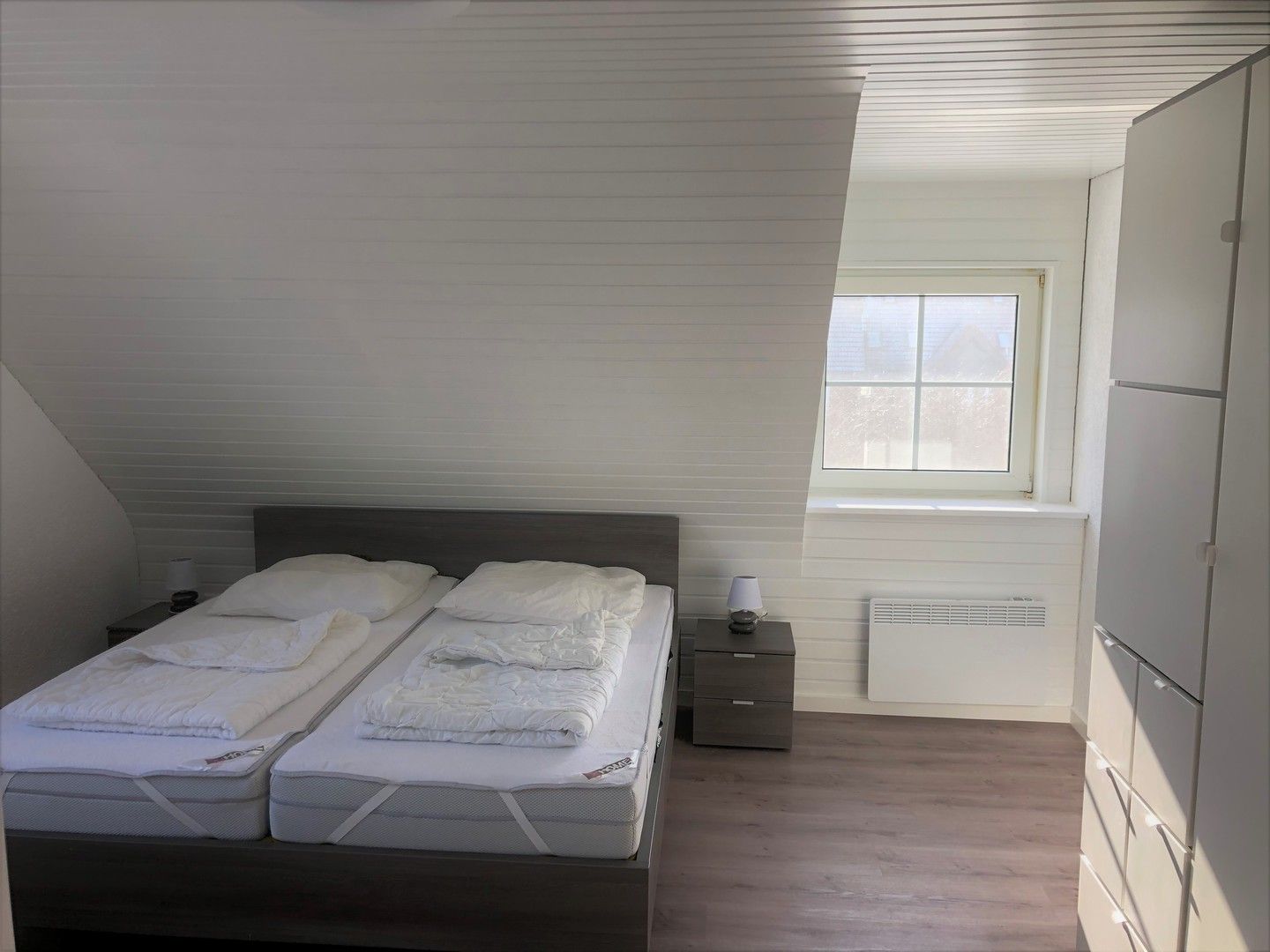 Schlafzimmer mit Doppelbett im Obergeschoss Ferienhaus Sandfoort 2h Nordsee Friedrichskoog