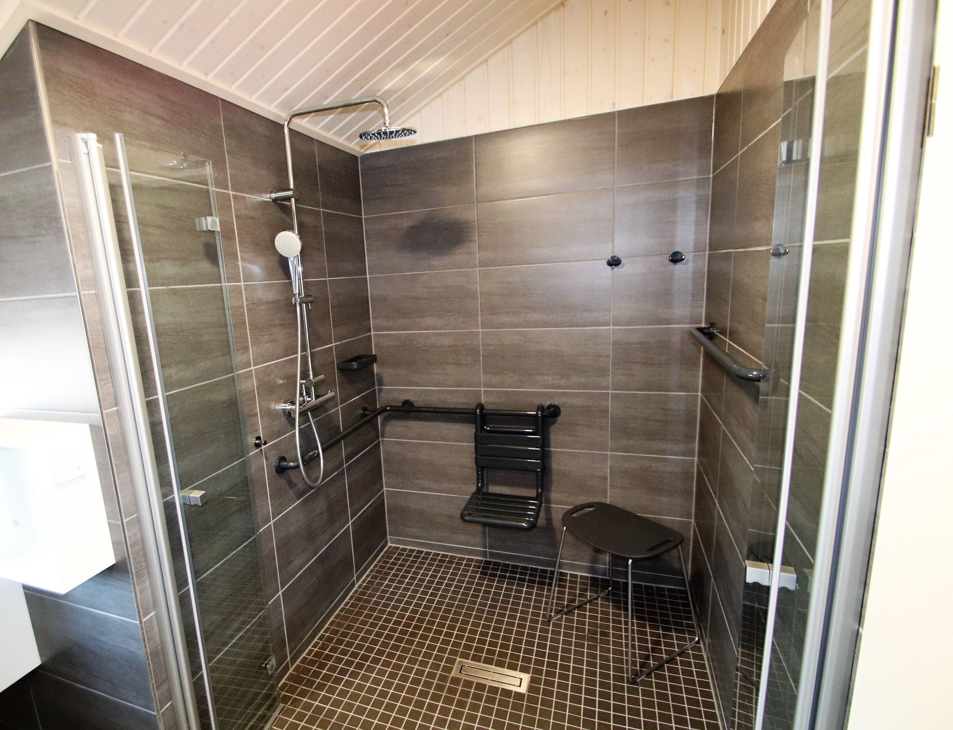 Duschbad mit WC und großer Dusche Ferienhaus barrierefrei Anwaß 16b 25718 Friedrichskoog Nordsee