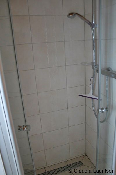 Dusche im Badezimmer Erdgeschoss Ferienhaus Sandfoort 2e Nordsee Friedrichskoog