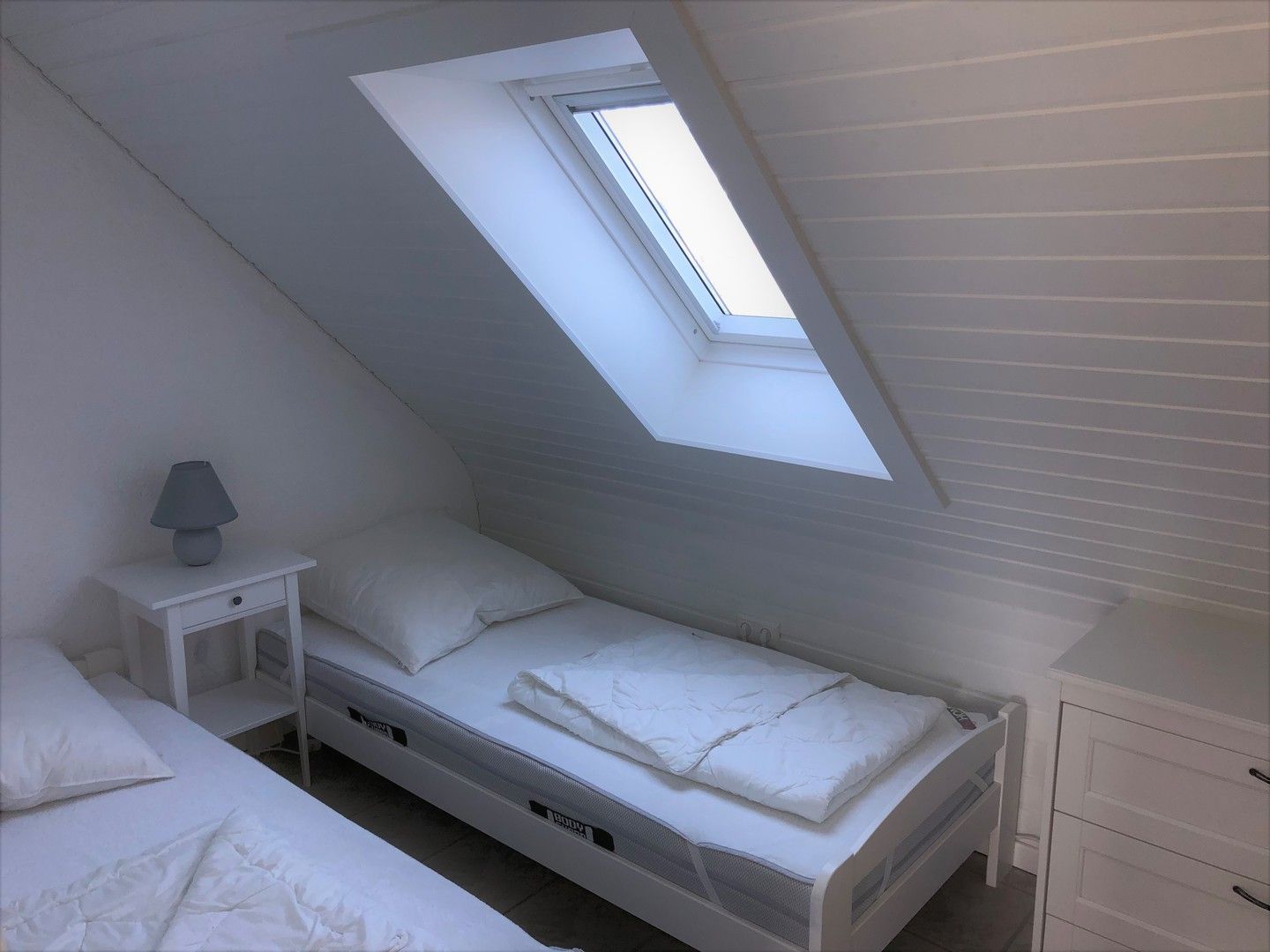 Schlafraum mit zwei Einzelbetten im Obergeschoss Ferienhaus Sandfoort 2e Nordsee Friedrichskoog