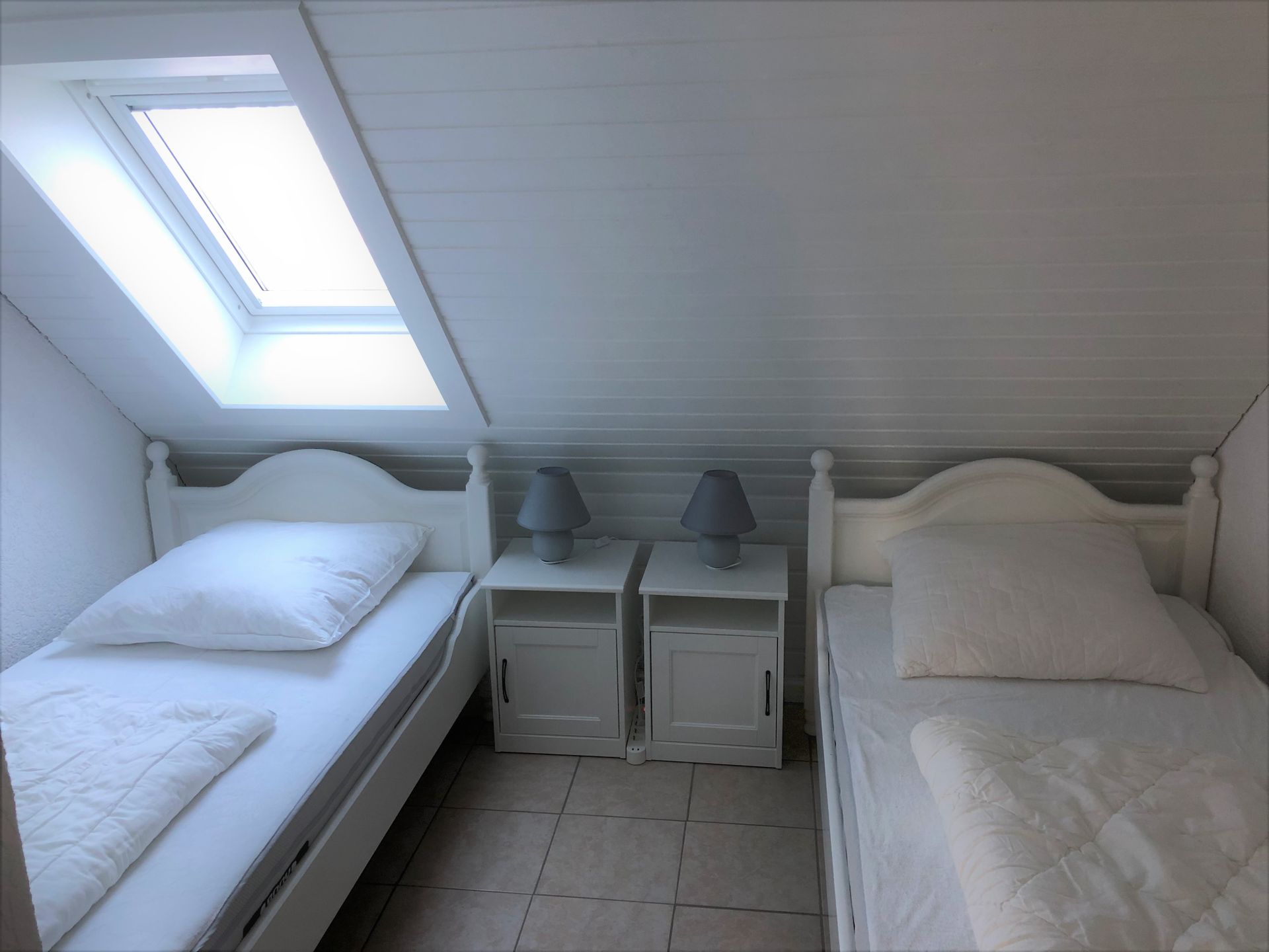 Schlafraum mit zwei Einzelbetten im Obergeschoss Ferienhaus Sandfoort 2f Nordsee Friedrichskoog