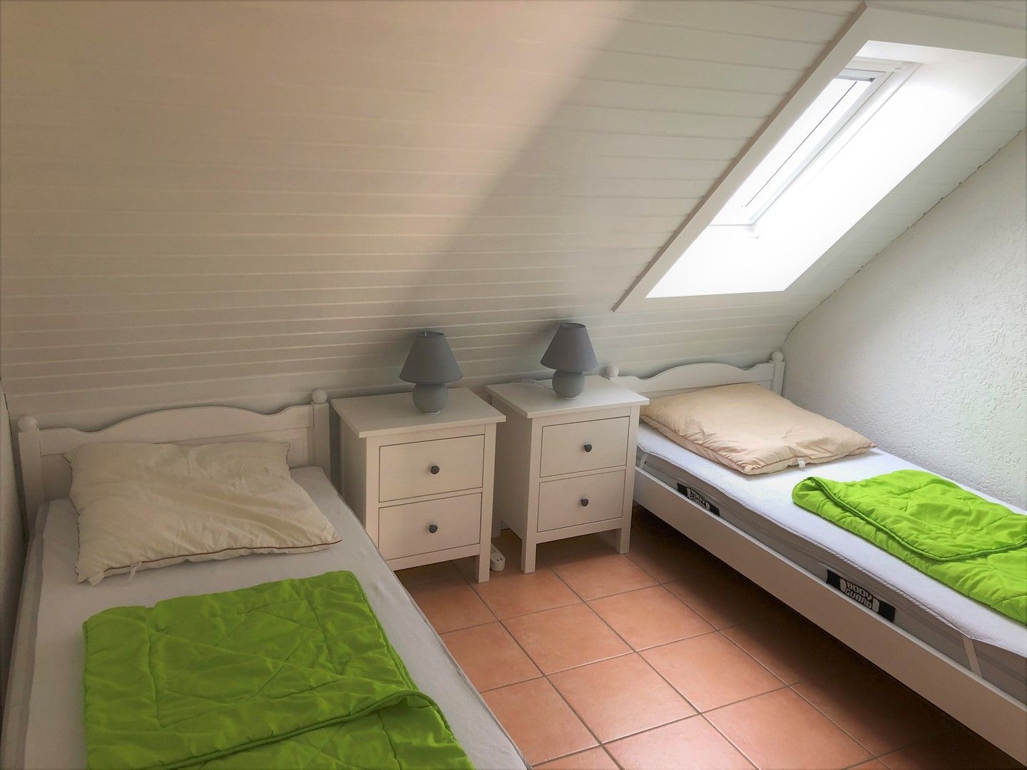 Schlafraum mit zwei Einzelbetten im Obergeschoss Ferienhaus Sandfoort 2g Nordsee Friedrichskoog