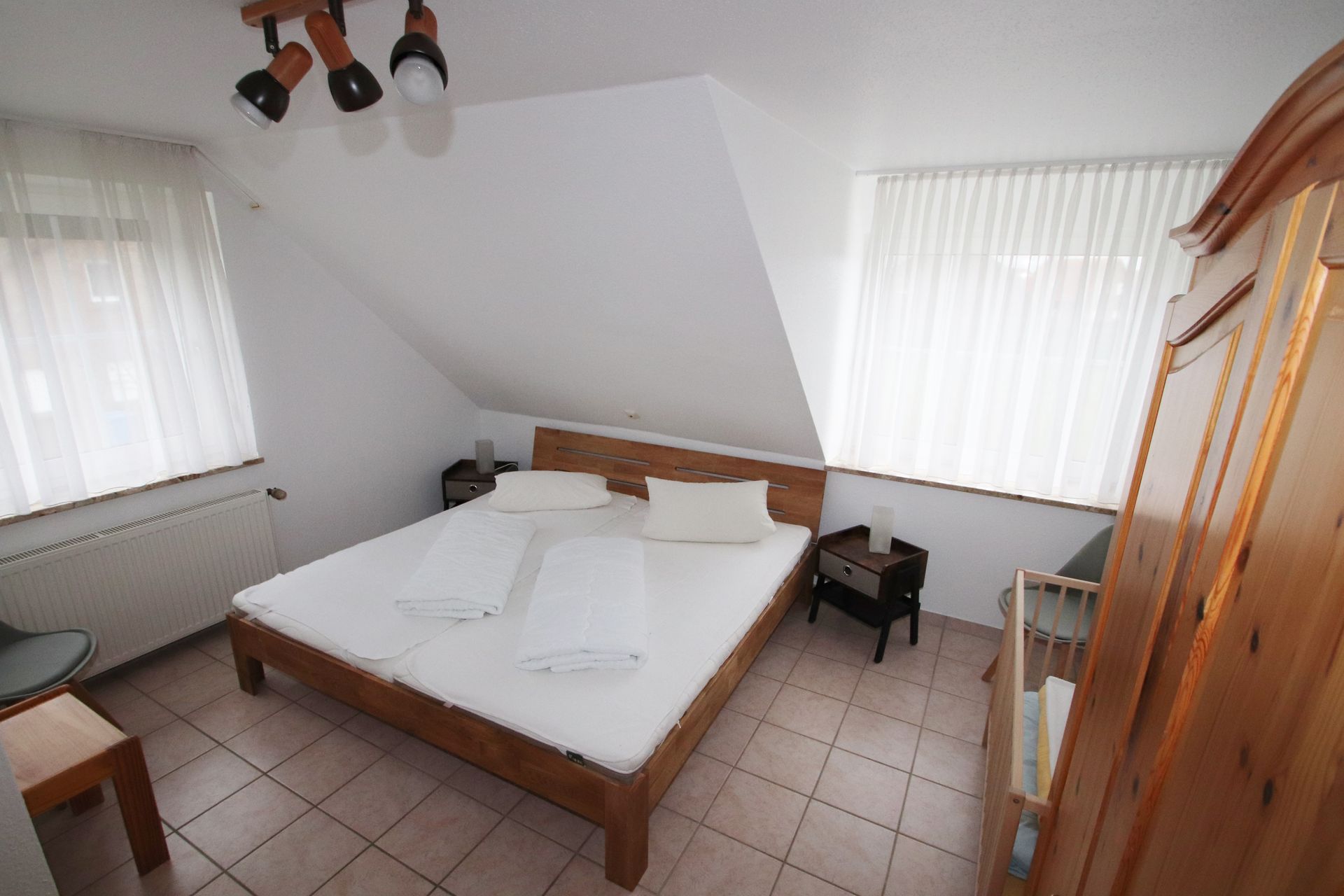 Schlafraum mit Doppelbett im Obergeschoss Ferienhaus Tötel 1a Nordsee Friedrichskoog
