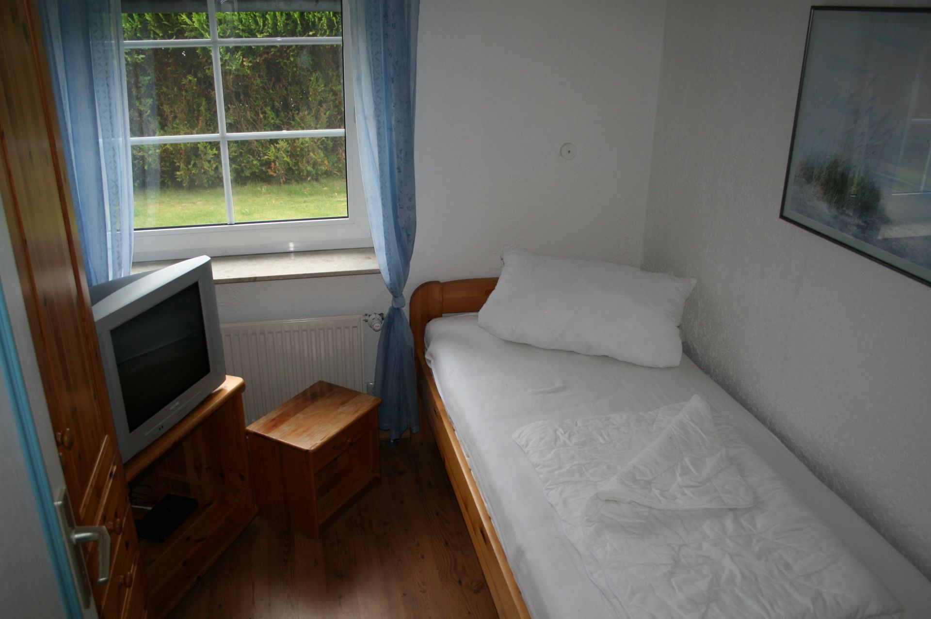 Schlafraum mit Einzelbett im Erdgeschoss Ferienhaus Norderpiep 29a Nordsee Friedrichskoog