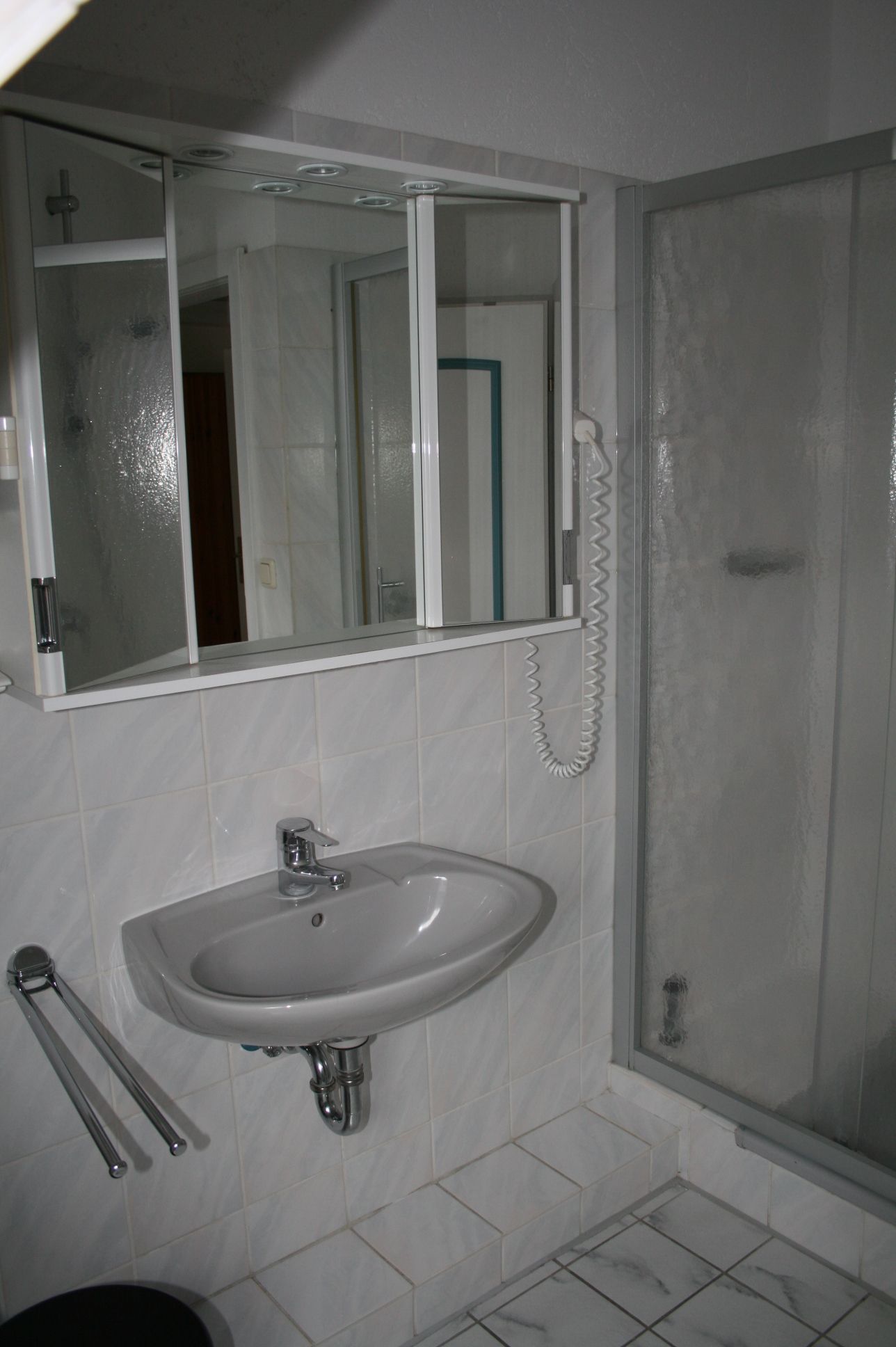 Waschtisch und Spiegel im Duschbad im Obergeschoss Ferienhaus Norderpiep 29a Nordsee Friedrichskoog