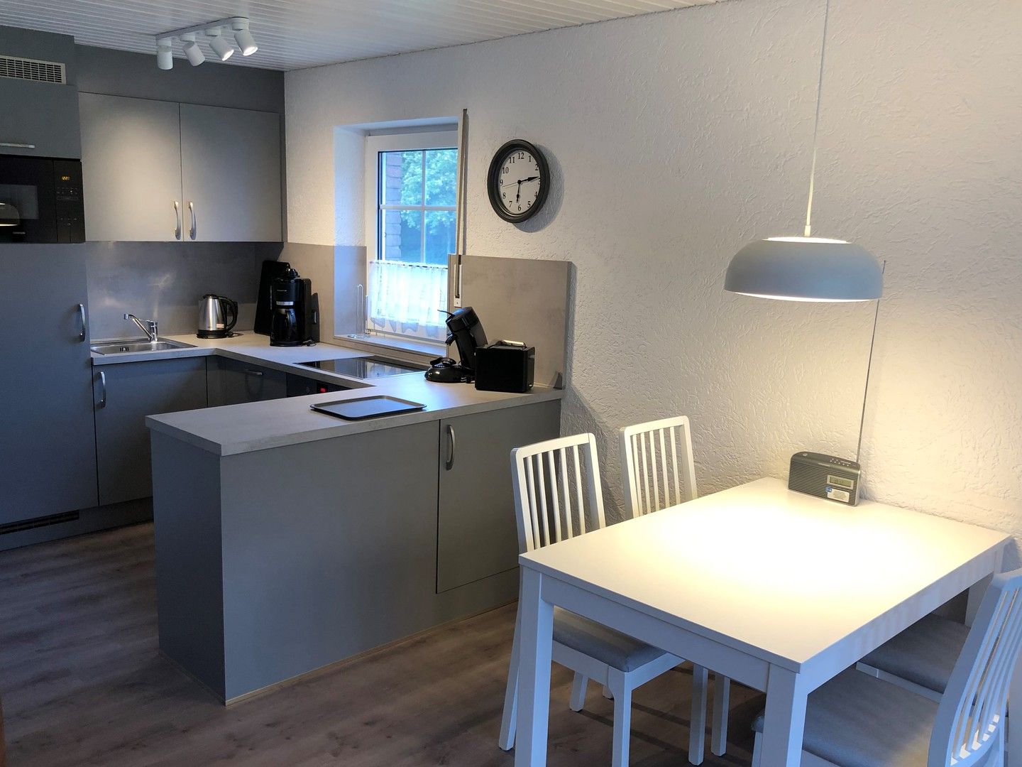 Essplatz mit offener Küche Ferienhaus Sandfoort 2h Nordsee Friedrichskoog