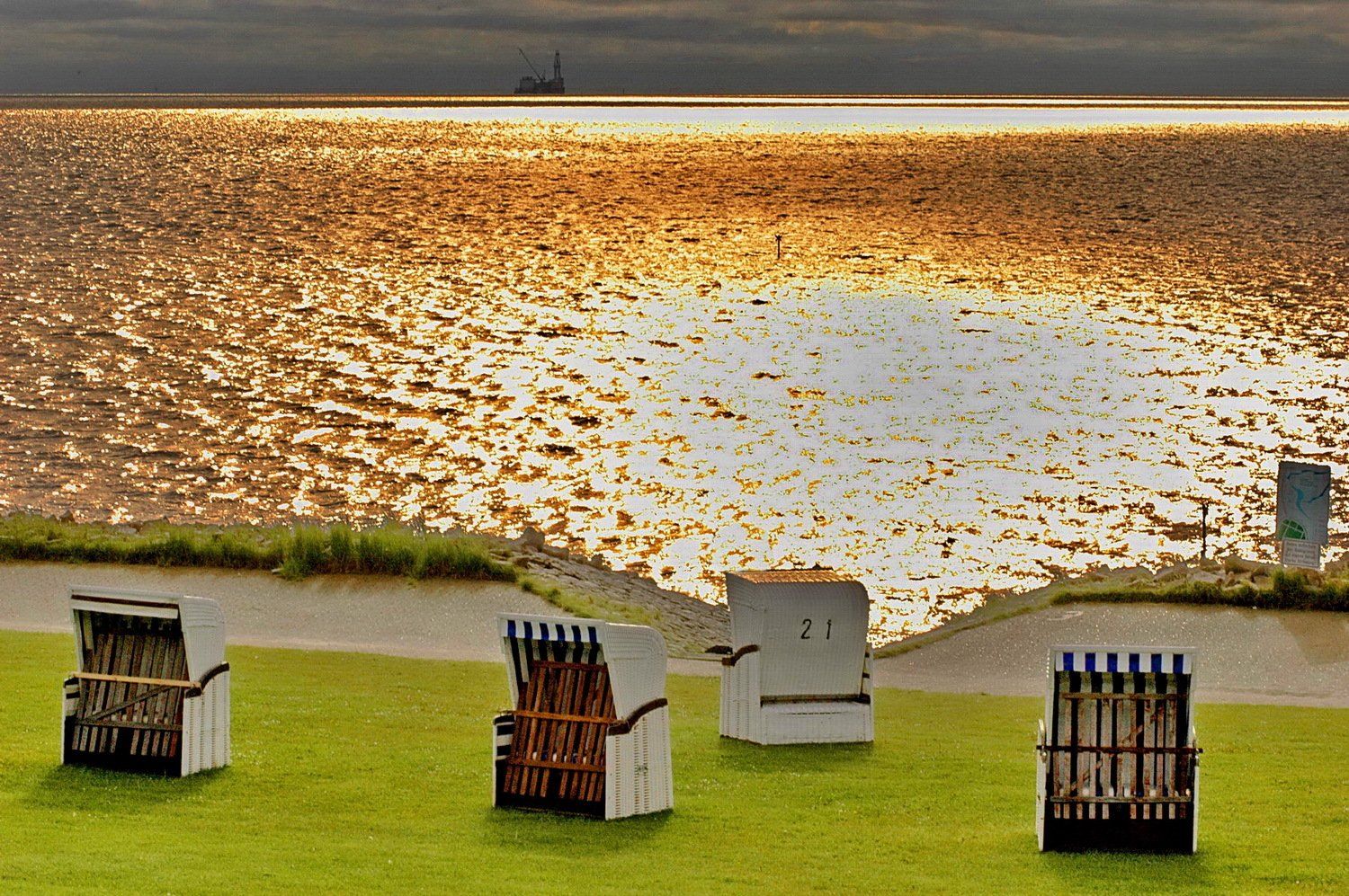 Deich Friedrichskoog mit Strandkörben Sonnenaufgang