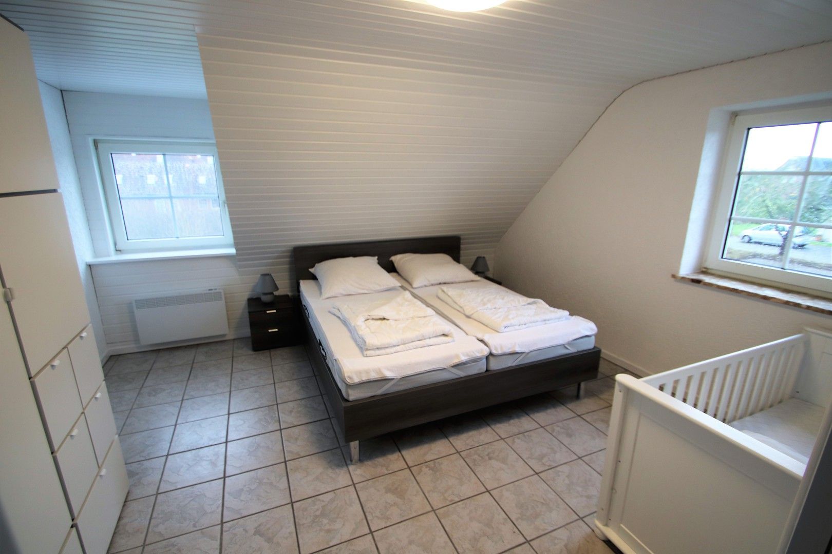 Schlafraum mit Doppelbett im Obergeschoss Ferienhaus Sandfoort 2e Nordsee Friedrichskoog