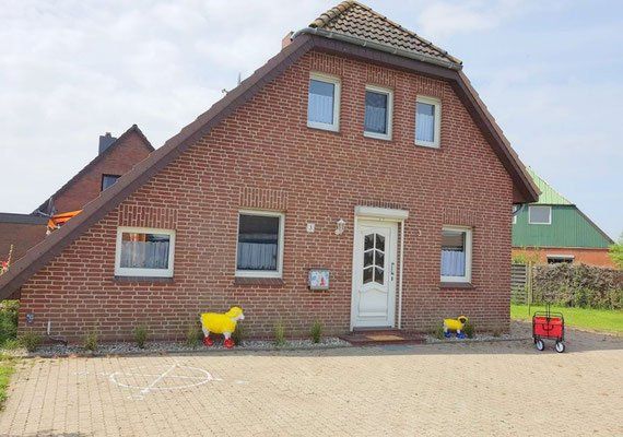 Aussenansicht Eingang mit Stellplatz Ferienhaus Tötel 3 25718 Friedrichskoog Nordsee