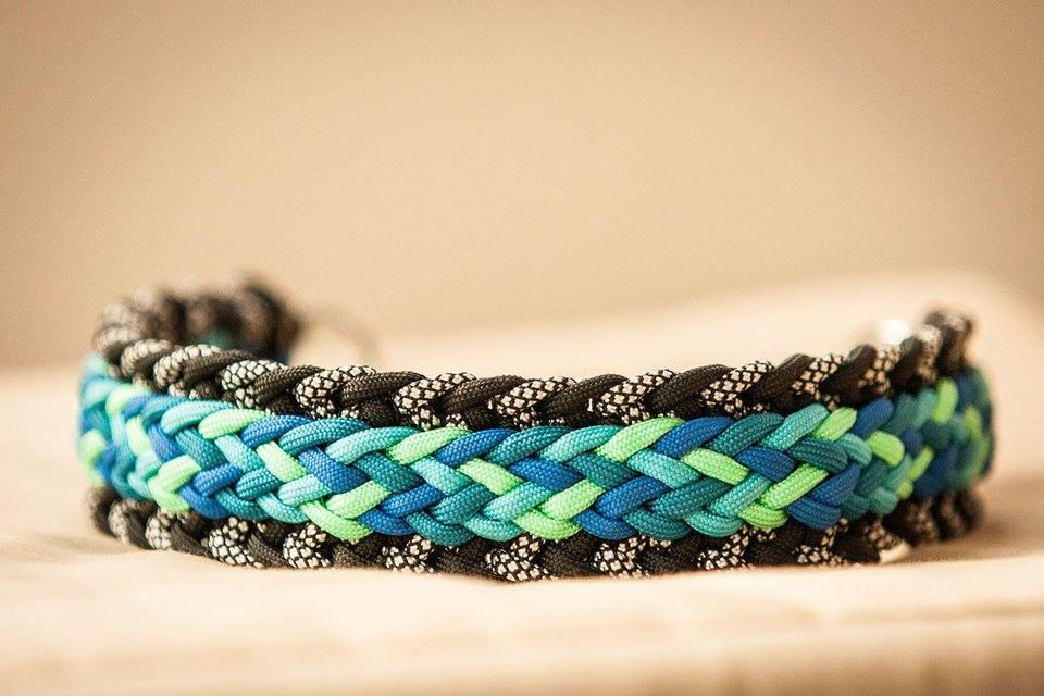 Hundezubehör Saarland handgemachtes Halsband aus Paracord in grün- und blautönen