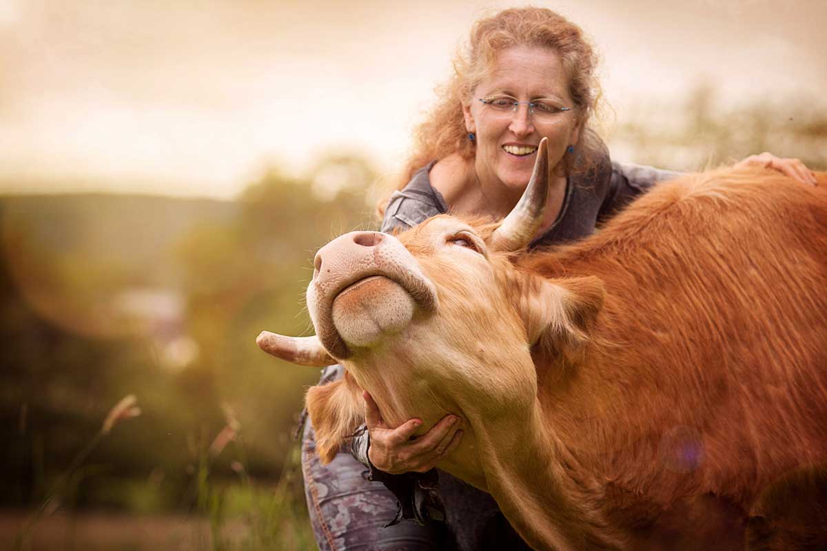 Mensch und Tier  Viviane Theby mit Kuh