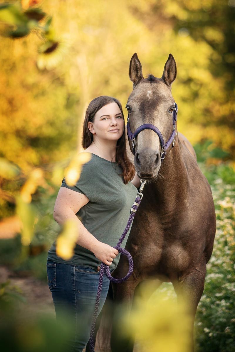 LL Photography Mensch und Tier: Portrait einer Frau mit einem falbfarbenen Quarter Horse zwischen Sonnenblumen