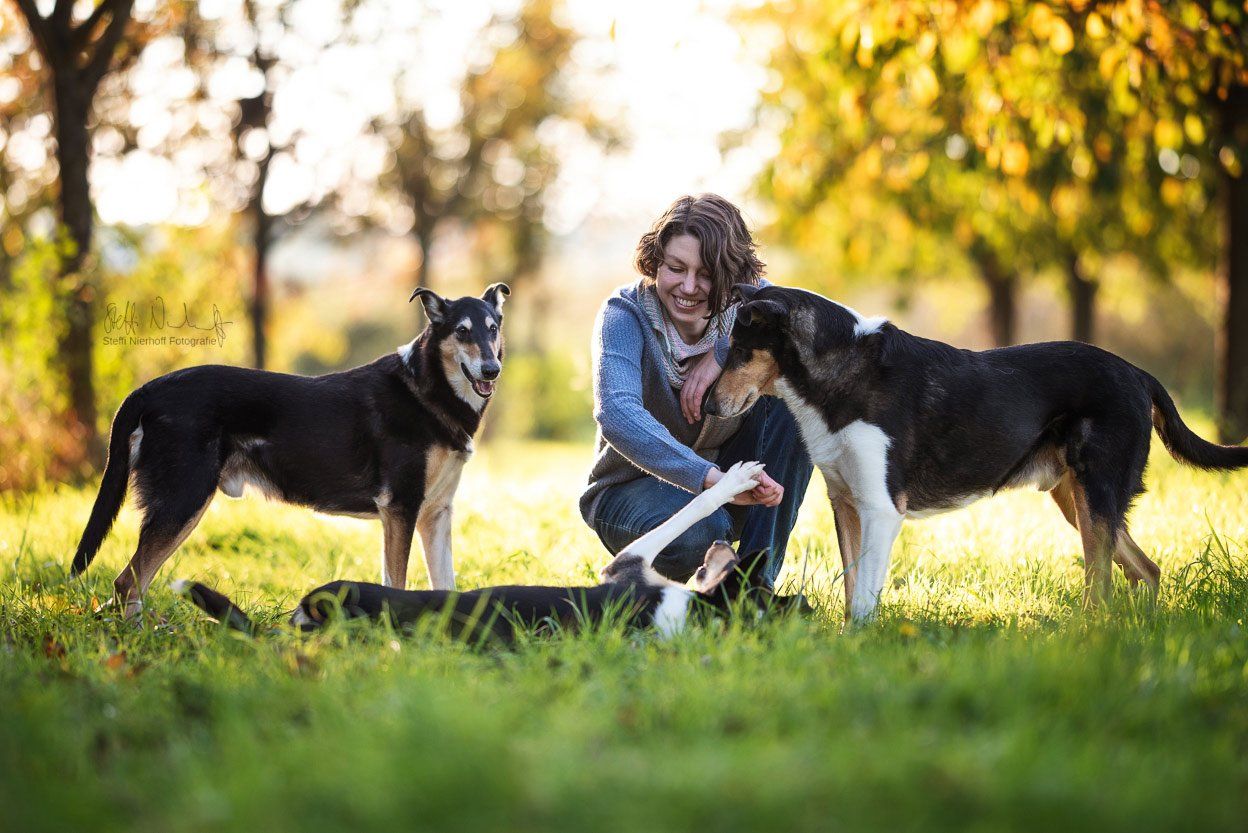 Tierfotografie Trier Luxemburg Saarland Bild der Fotografin Laura Längsfeld mit ihren Hunden