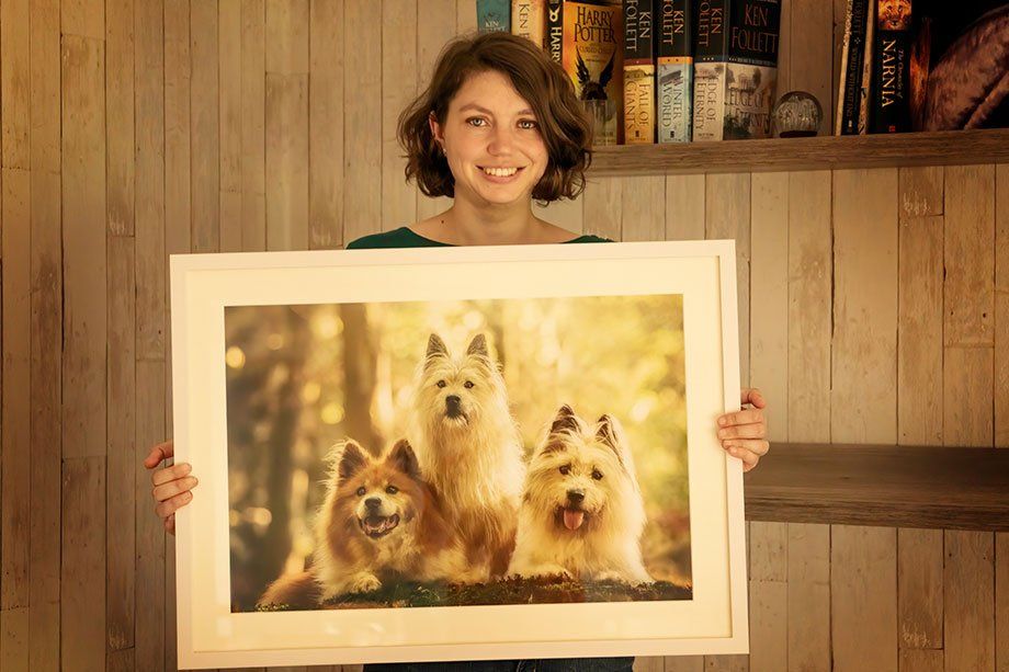 nach dem Shooting Laura mit dem fertig gerahmten Bild