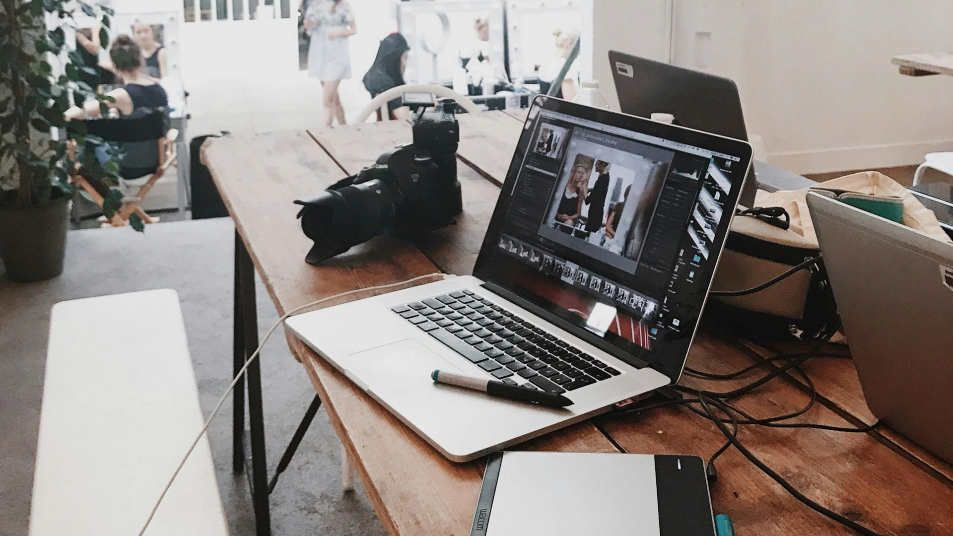 Ein Laptop auf einem Schreibtisch.