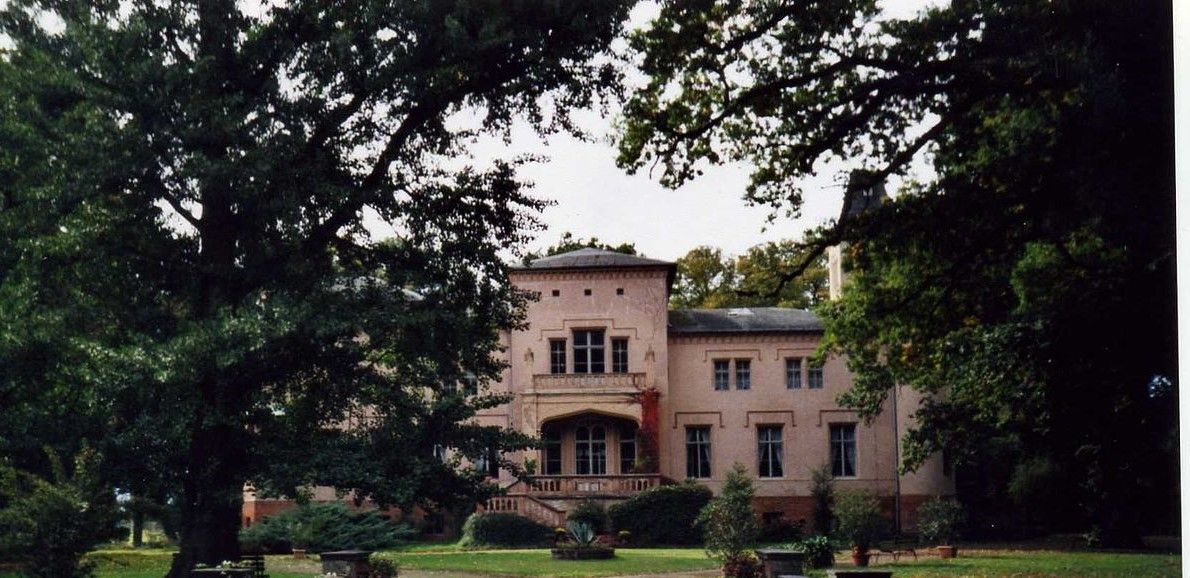 Brücke an der Biese, Schlosspark Krumke, Foto: Gartenträume Sachsen-Anhalt e.V. https://gartentraeume-sachsen-anhalt.de/de/gartentraeume-parks/schlosspark-krumke.html#swipebox-overl