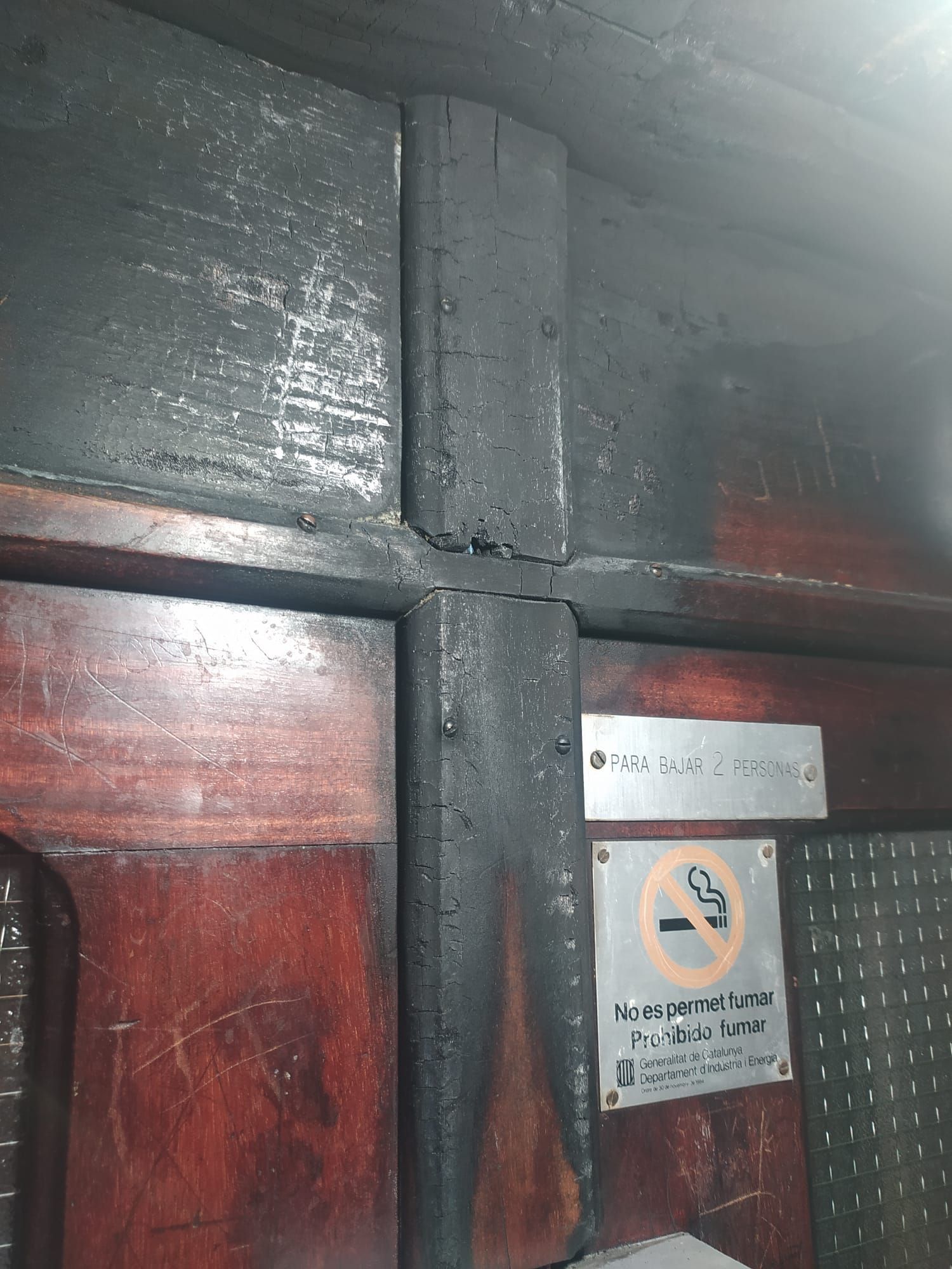 madera quemada del ascensor
