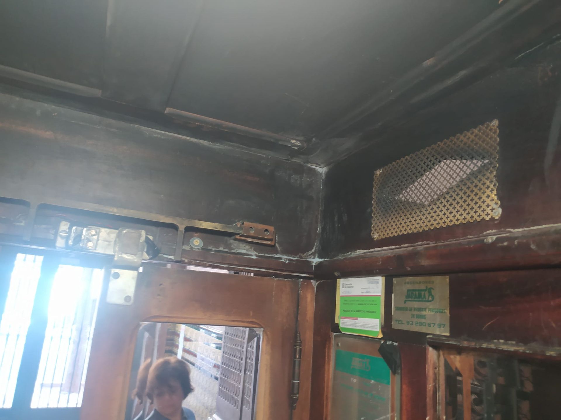 Restauración de ascensor de madera en Barcelona