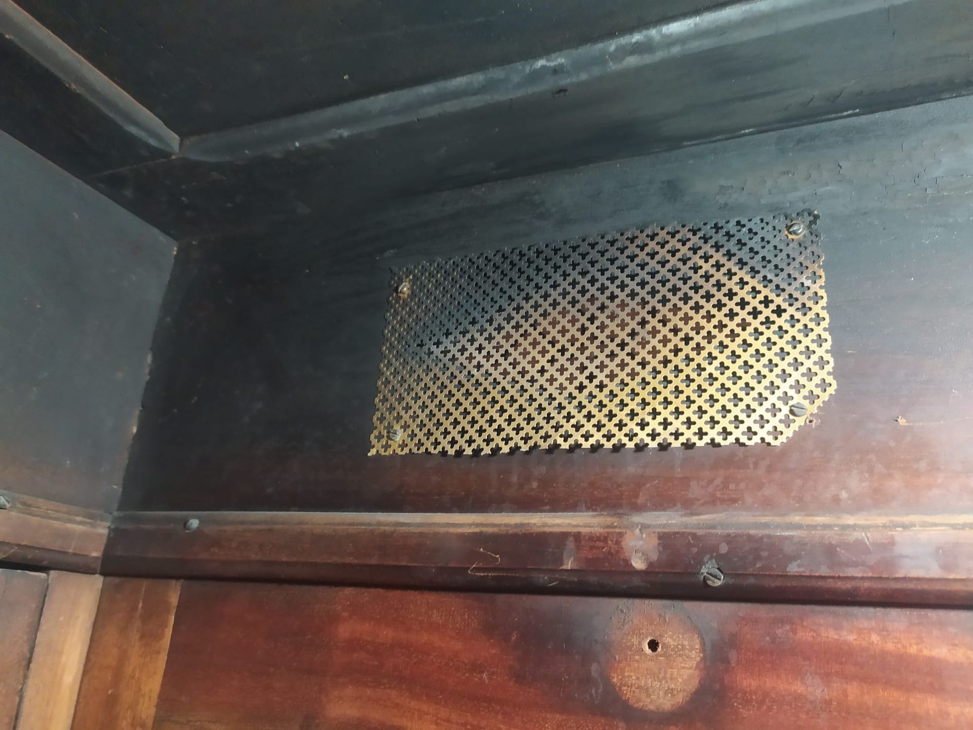 Restauración de ascensor de madera en Barcelona