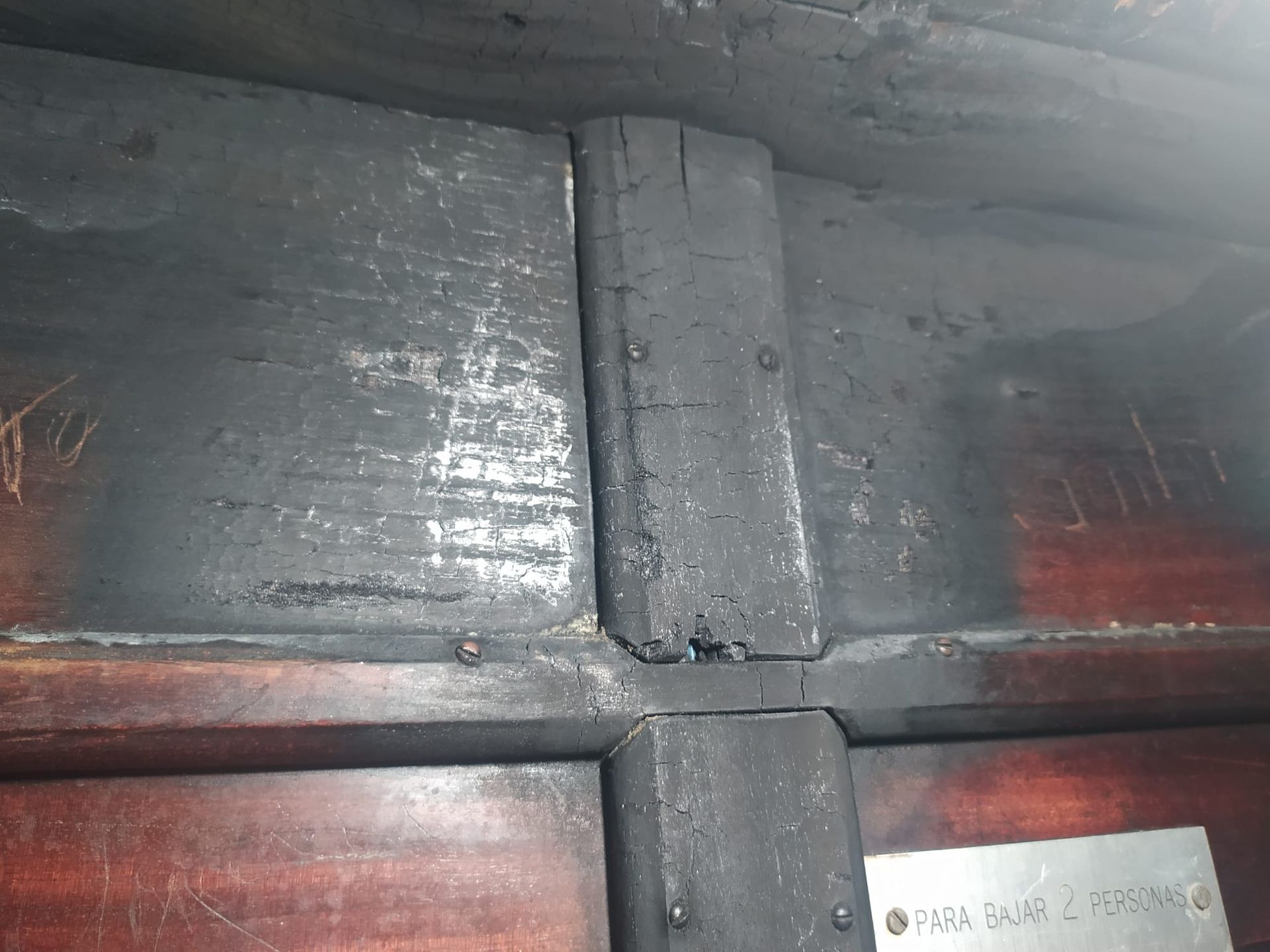 Restauración de ascensor de madera en Barcelona