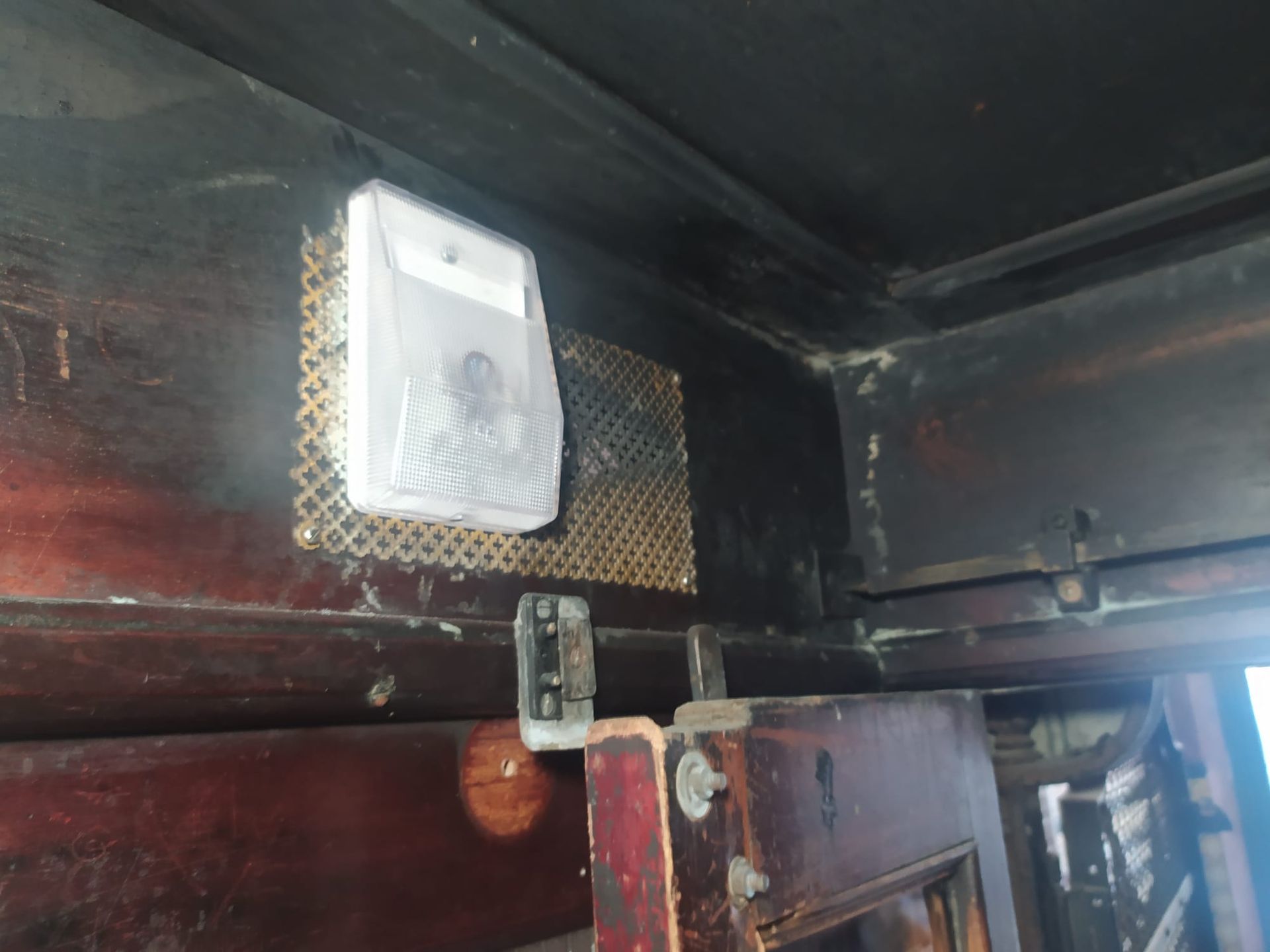 Restauración de ascensor de madera en Barcelona