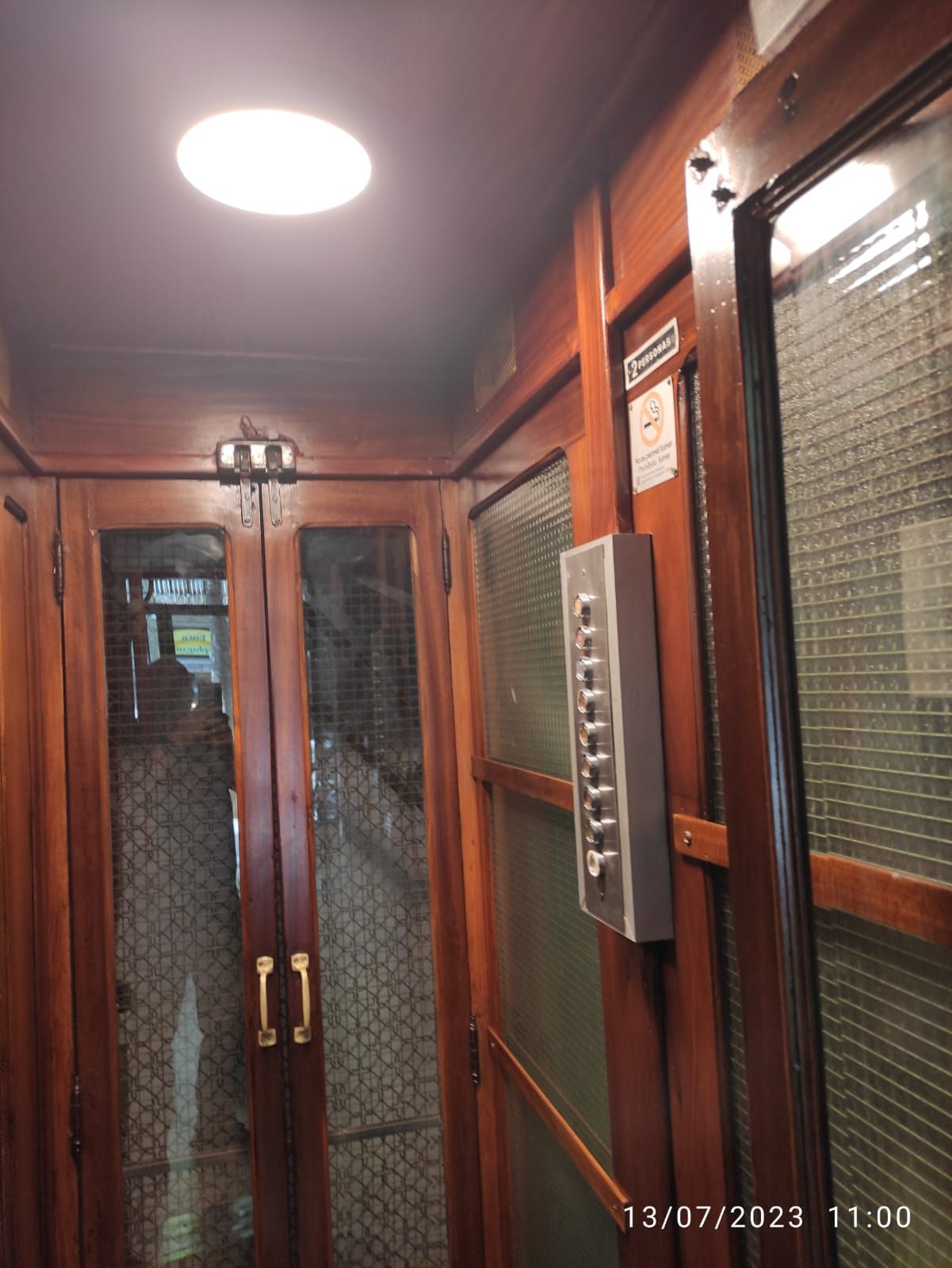 Restauración de ascensor de madera en Barcelona