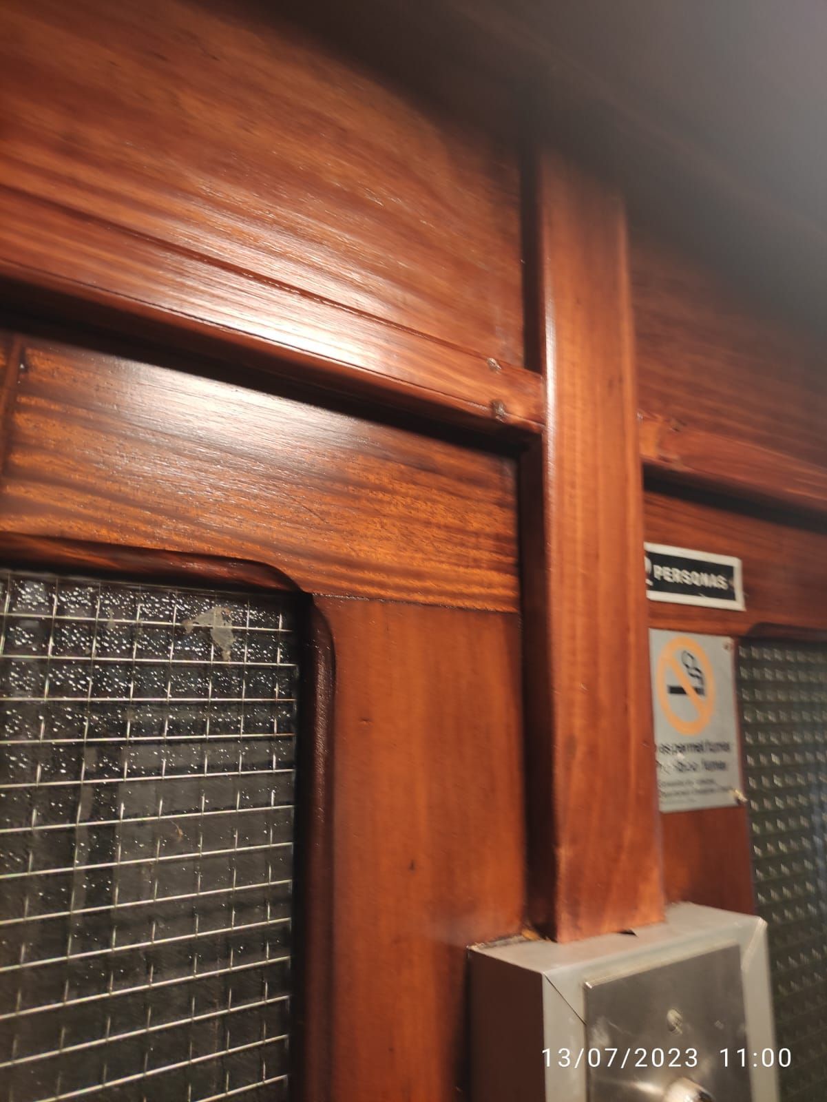 Restauración de ascensor de madera en Barcelona